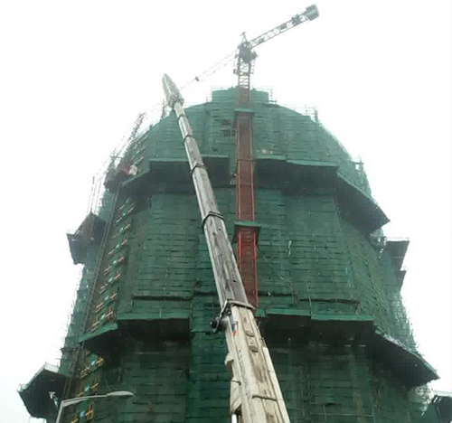 通化吊车在工地上作业